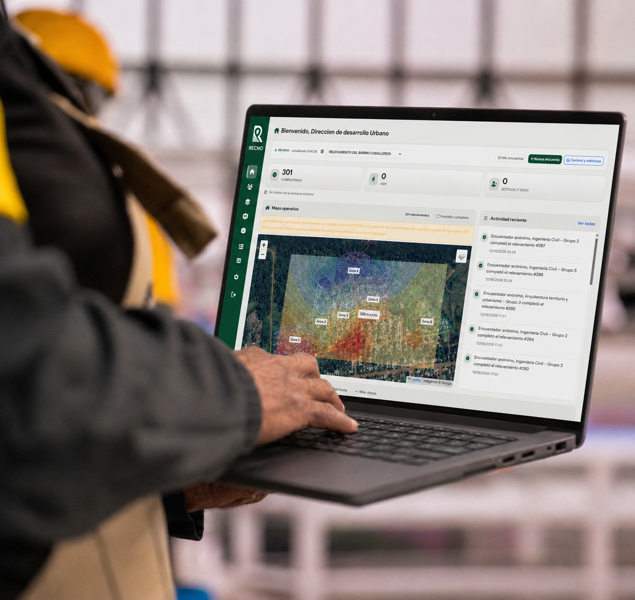 Profesionales relevando datos en terreno